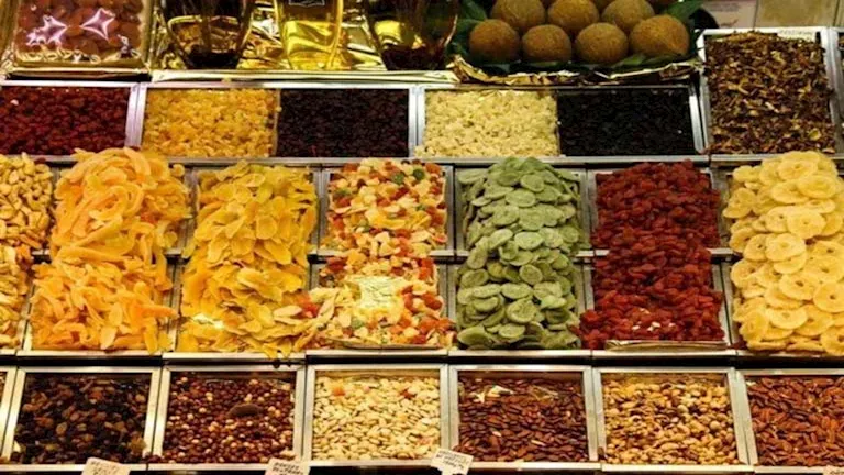 أسعار ياميش رمضان مشمشية وقراصيا ولوز تزيّن موائد الشهر الكريم هذا العام في الأسواق