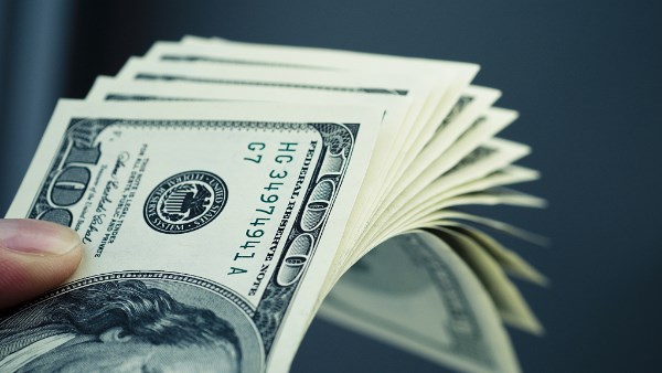 ارتفاع غير مسبوق في أسعار الدولار مقابل العملات المحلية اليوم