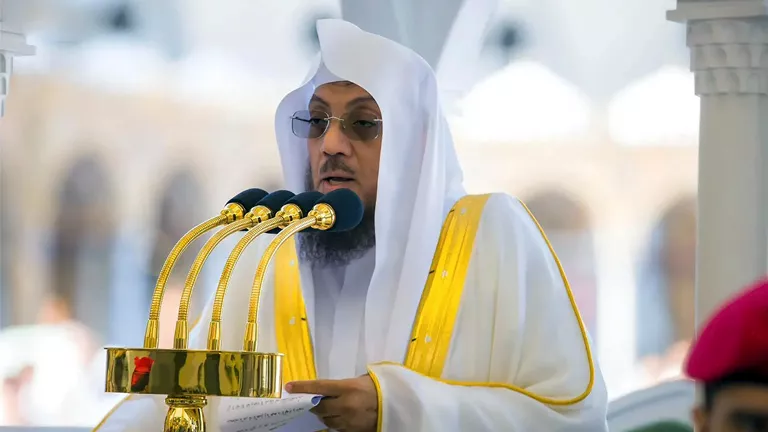 خطيب المسجد الحرام يحذر من المجالسة الرقمية خطر صامت وأسرة قوية تحمي المجتمع من التهديدات الجديدة