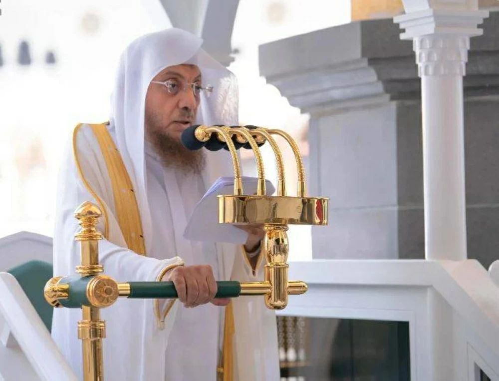 خطيب المسجد الحرام يوضح كيف مواقع التواصل غيرت معاني المجالسة والمصاحبة في زمن جديد ومختلف
