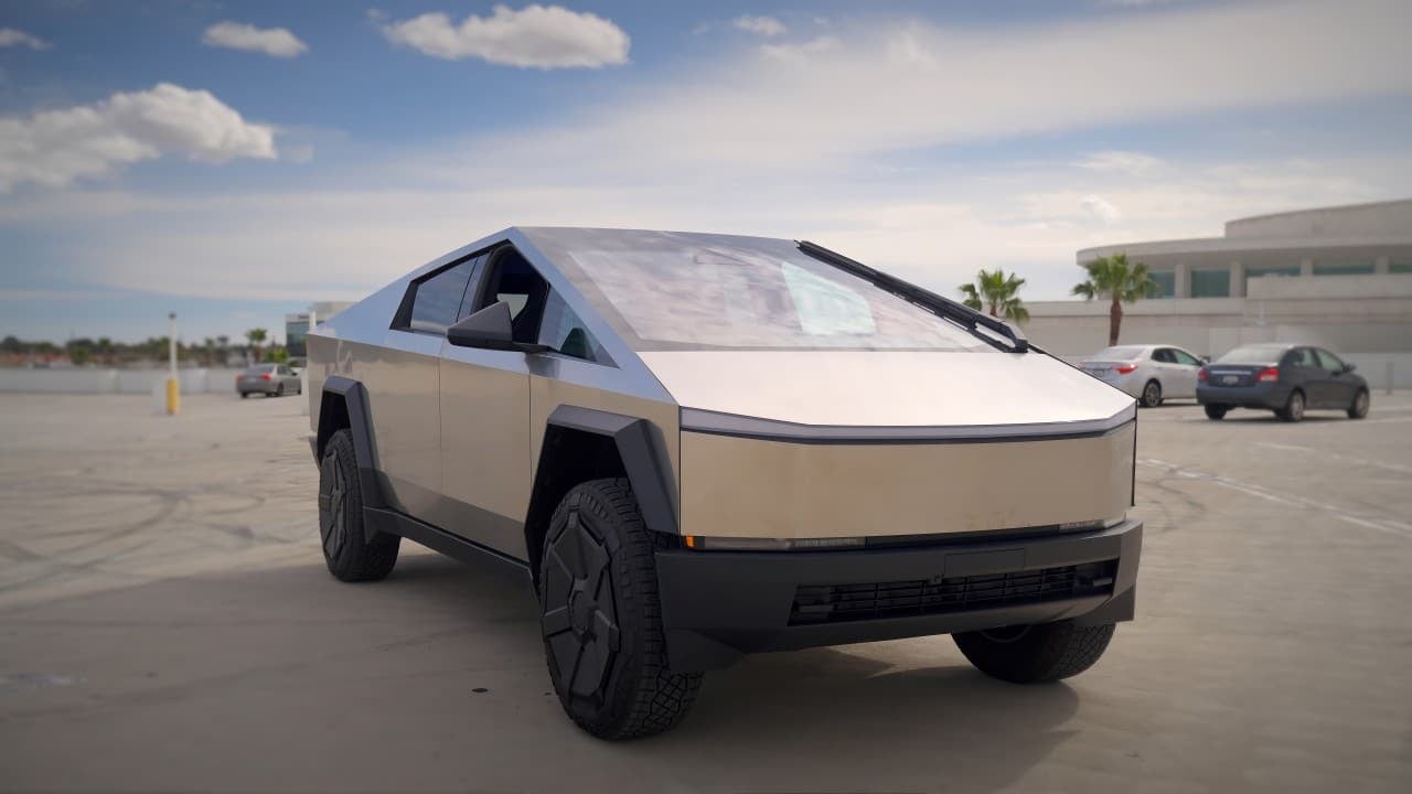 رجل أعمال هندي يعرض سيارته Tesla Cybertruck ويجذب آلاف الحشود في احتفالات يوم سانكرانتي Mix Vale