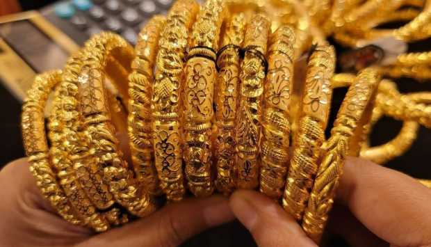 سعر الذهب عيار 21 اليوم السبت يتغير بشكل مفاجئ يثير دهشة المتابعين في السوق