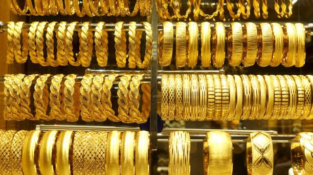 سعر جرام الذهب عيار 21 في الإمارات اليوم الجمعة السادس عشر من يناير 2026 ارتفاعات متجددة وتوقعات مستقبلية