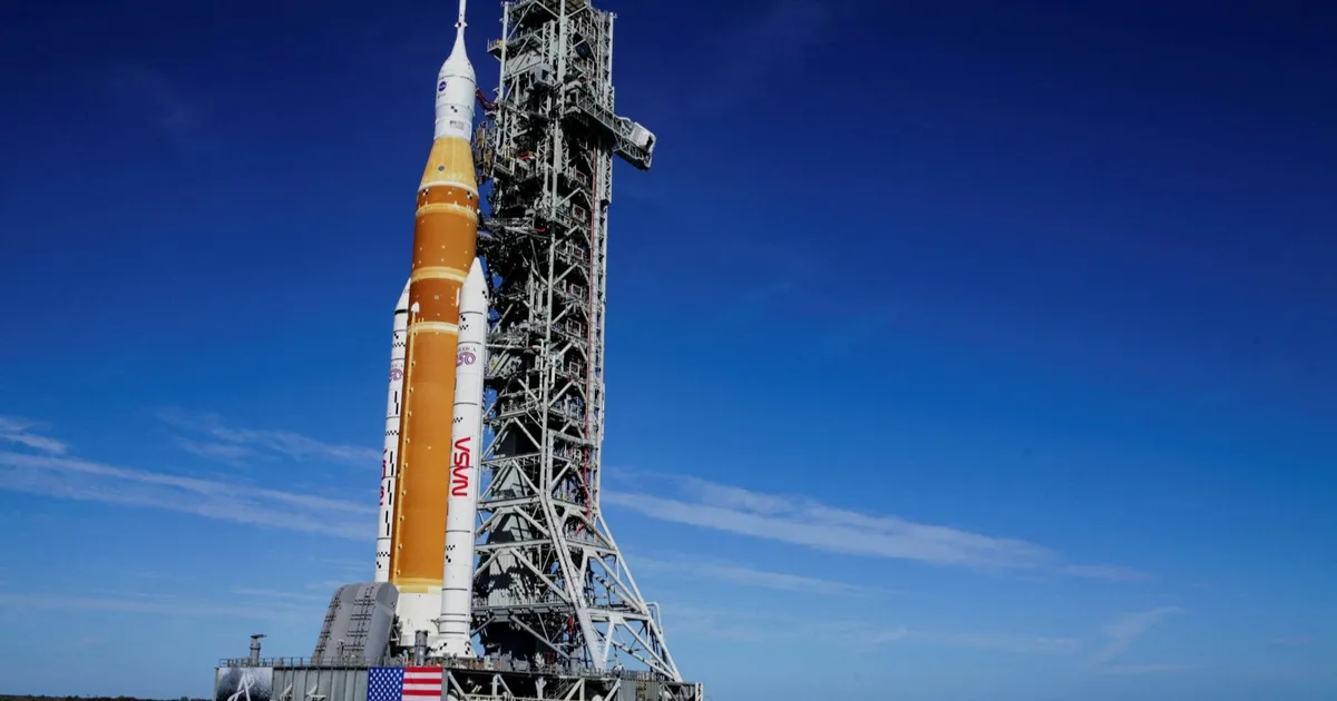 ناسا تجهز صاروخ SLS لمهمة أرتميس 2 التاريخية للدوران حول القمر في رحلة مثيرة