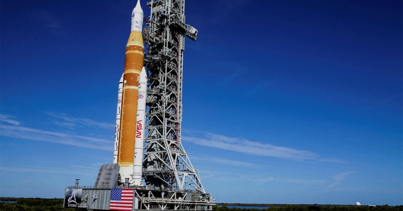 ناسا تجهز صاروخها العملاق SLS لانطلاق مهمة أرتميس 2 لاستكشاف مدار القمر