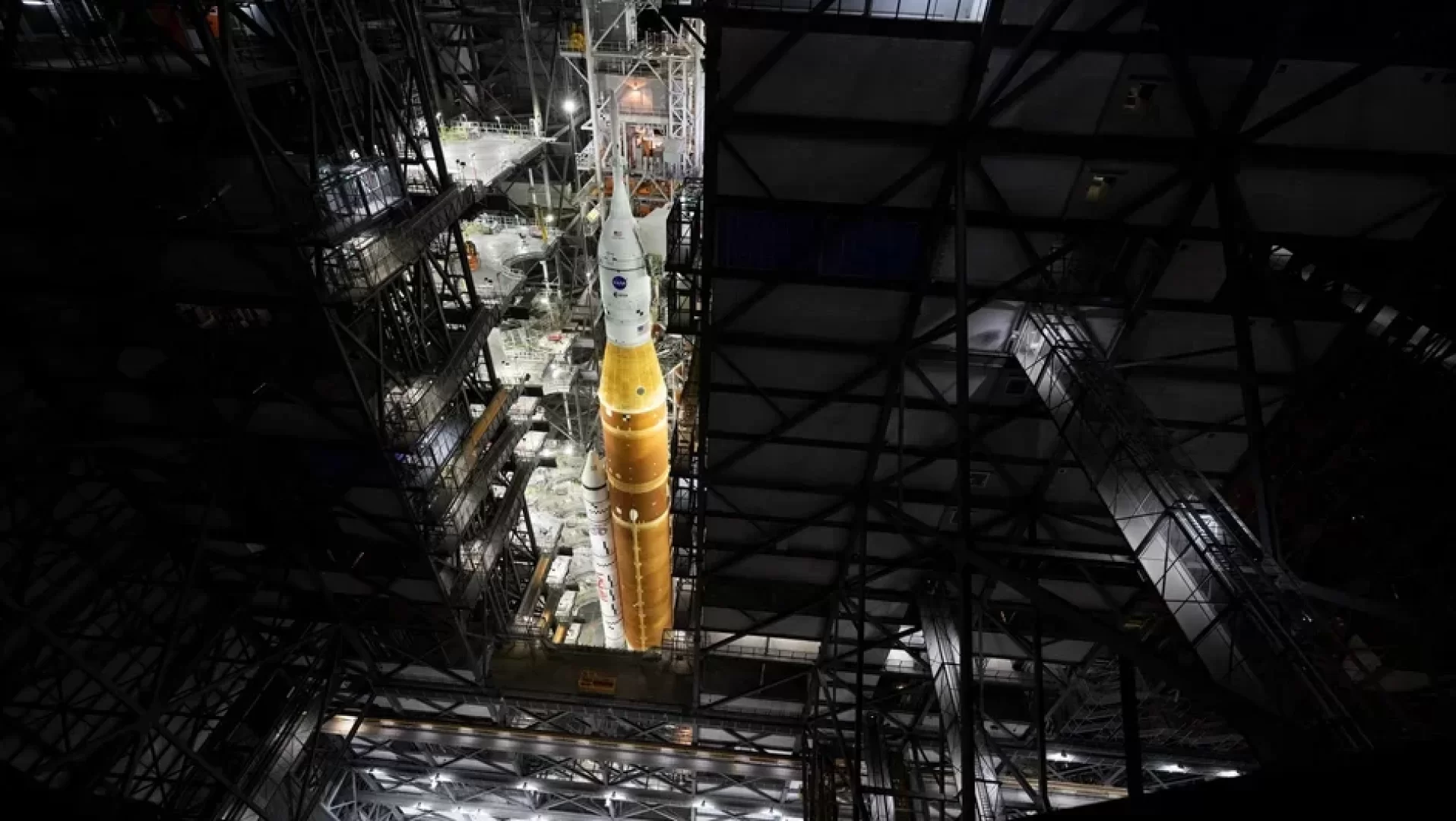 ناسا تنقل صاروخ SLS ومركبة أوريون إلى منصة الإطلاق استعدادا لمهمة Artemis 2 القمرية التي تمهد لعصر جديد من الاستكشاف